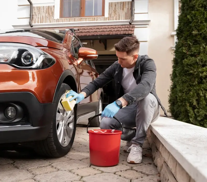 Lavage auto à domicile Saint-Vincent-de-Tyrosse : professionnel intervenant sur un véhicule